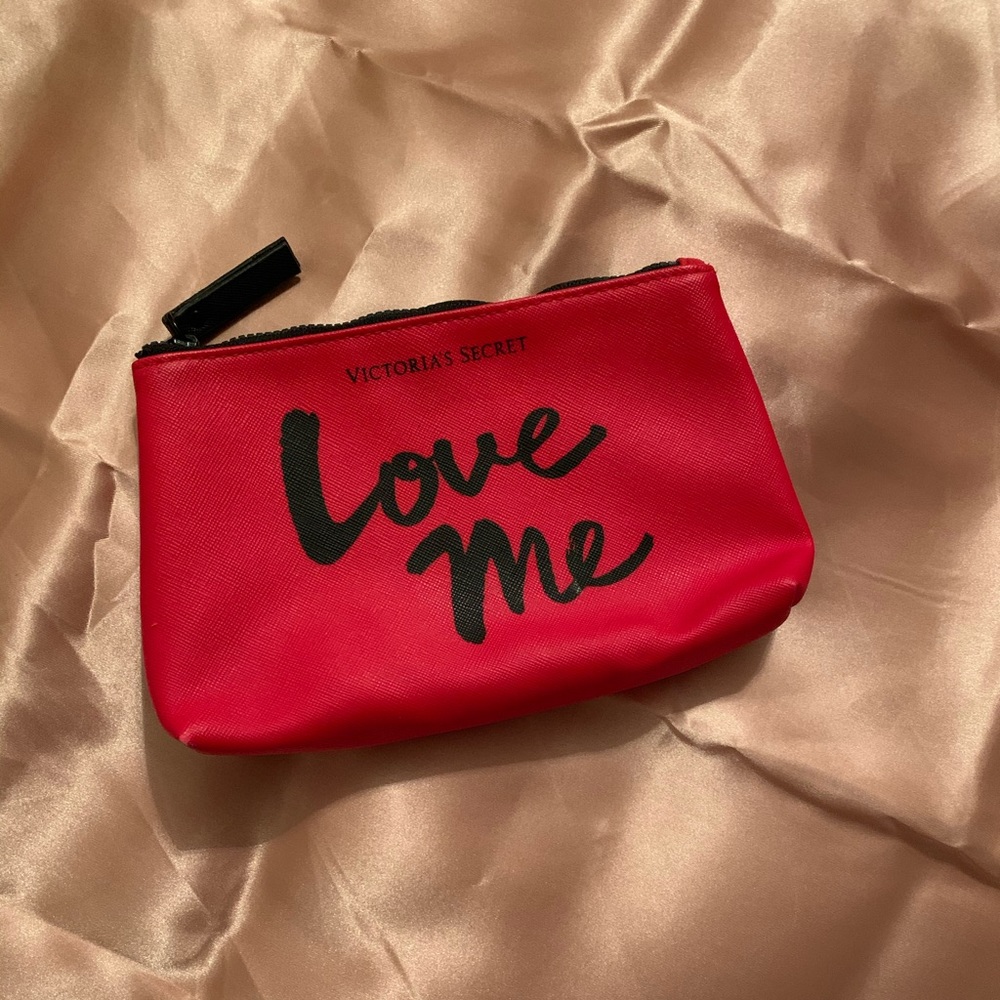 RED VICTORIA SECRET SMALL LIPSTICK BAG